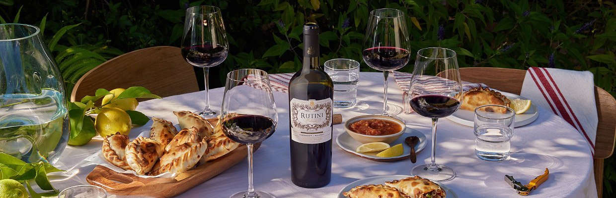 Mesa servida con vino Rutini